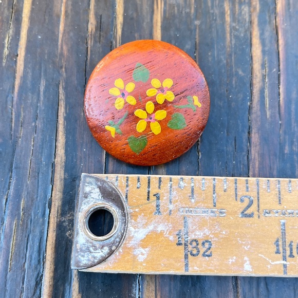 5/$25 💘 70’s Vintage Handpainted Floral Wood Button - Picture 5 of 5